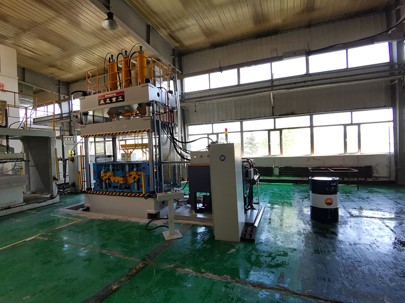 315噸三梁四柱油壓機廠家直銷汽車內(nèi)飾液壓機