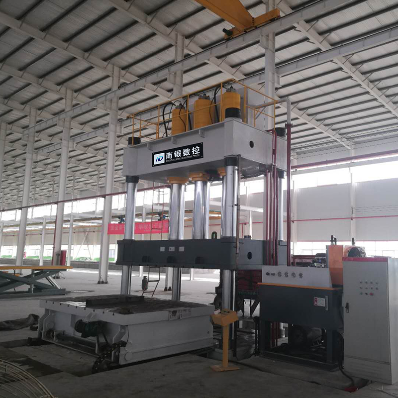 630噸四柱油壓機帶移動工作臺帶液壓墊液壓機壓汽車內(nèi)飾油壓機