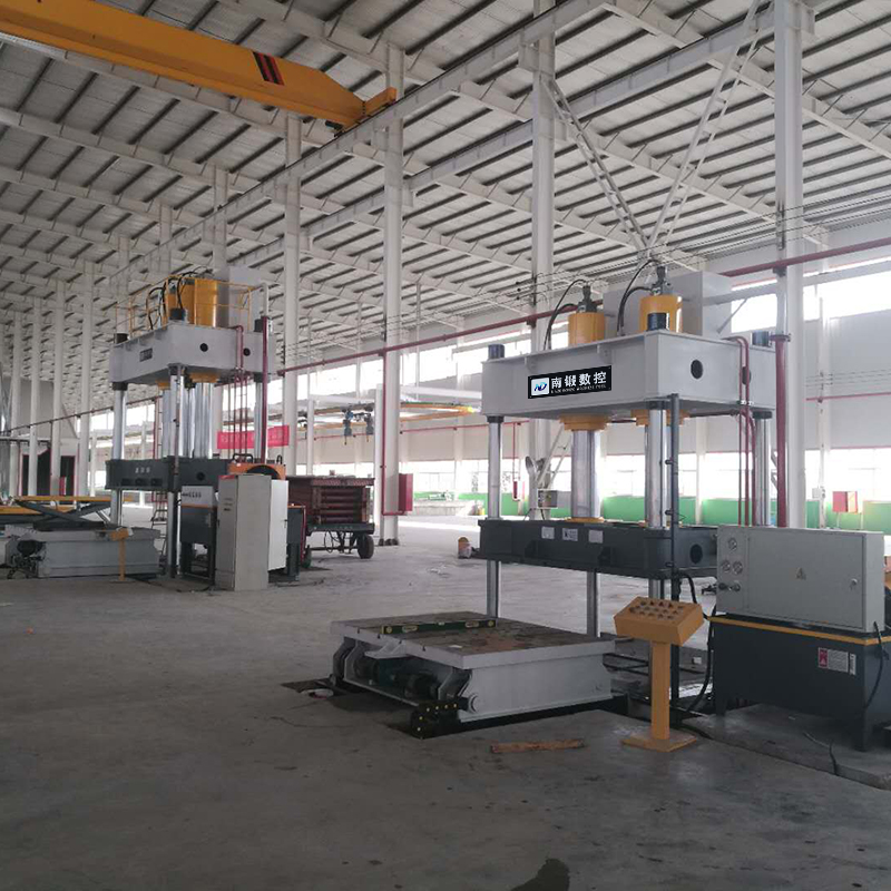630噸四柱油壓機帶移動工作臺帶液壓墊液壓機壓汽車內(nèi)飾油壓機